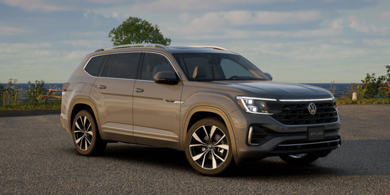 Vue extérieure de l’Atlas Execline gris pur garé près de la mer.