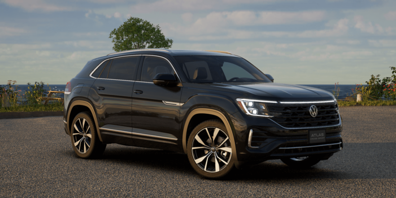 L’Atlas Cross Sport en Deep Black Pearl garé près de la mer.