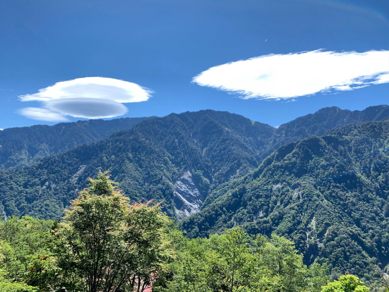 南橫天池的景色，藍天白雲，翠綠的山脊