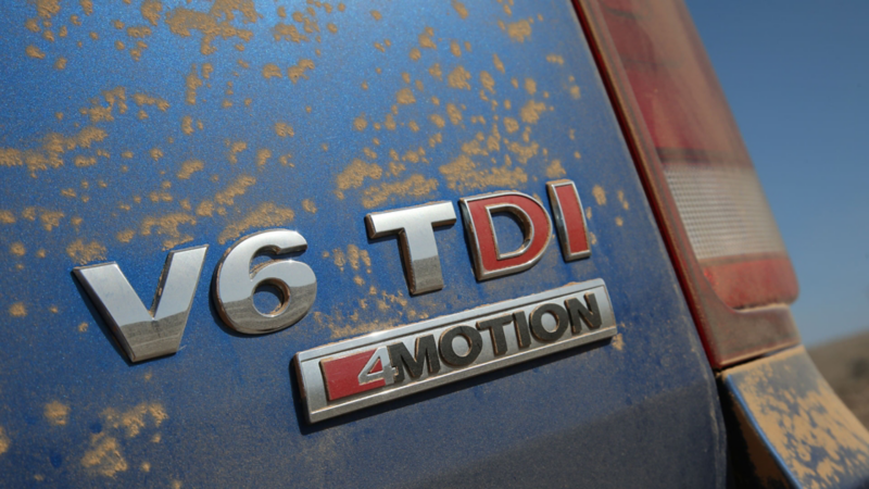 Volkswagen Amarok V6 TDI sandigt emblem efter offroadkörning i öknen i Oman