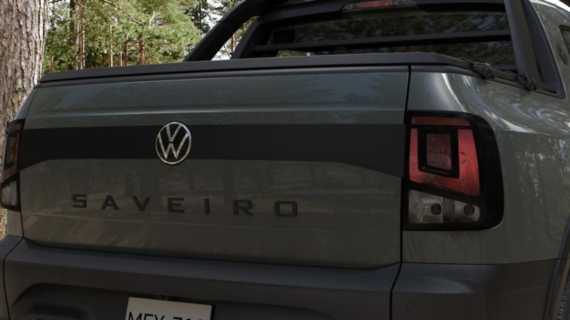 Saveiro Extreme 2024 - Puerta de batea con logo VW, nombre de modelo y faros traseros laterales.