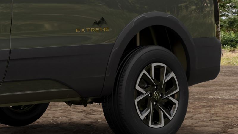 Rines de Volkswagen Saveiro Extreme 2024 y nombre de modelo cerca del guardabarros. 