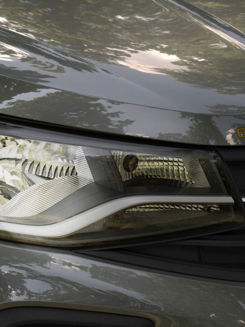 Faros de luces LED delanteros en Volkswagen Saveiro Extreme 2024. 