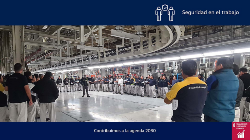 Colaboradores de Volkswagen reciben capacitación sobre seguridad en el interior de planta VW.