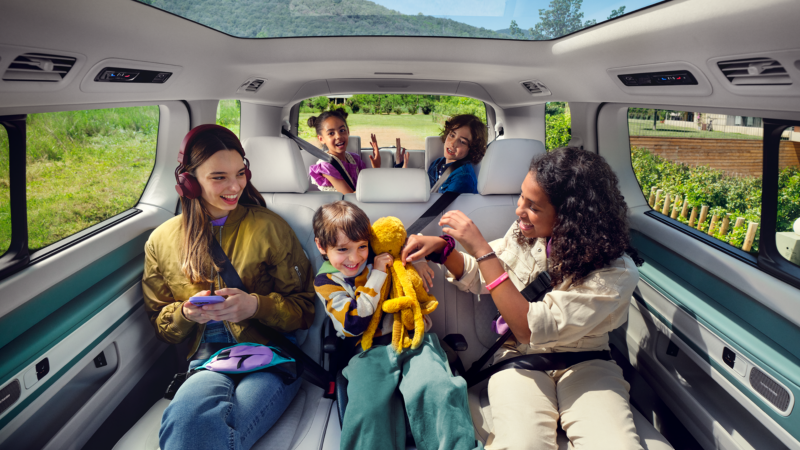 Una familia sentada en los asientos del VW Multivan.