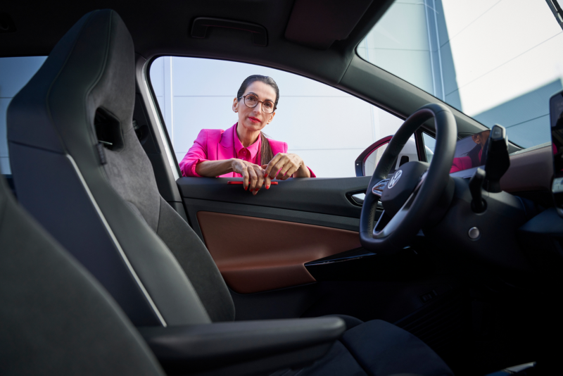 Une cliente s'appuie sur la fenêtre de sa Volkswagen