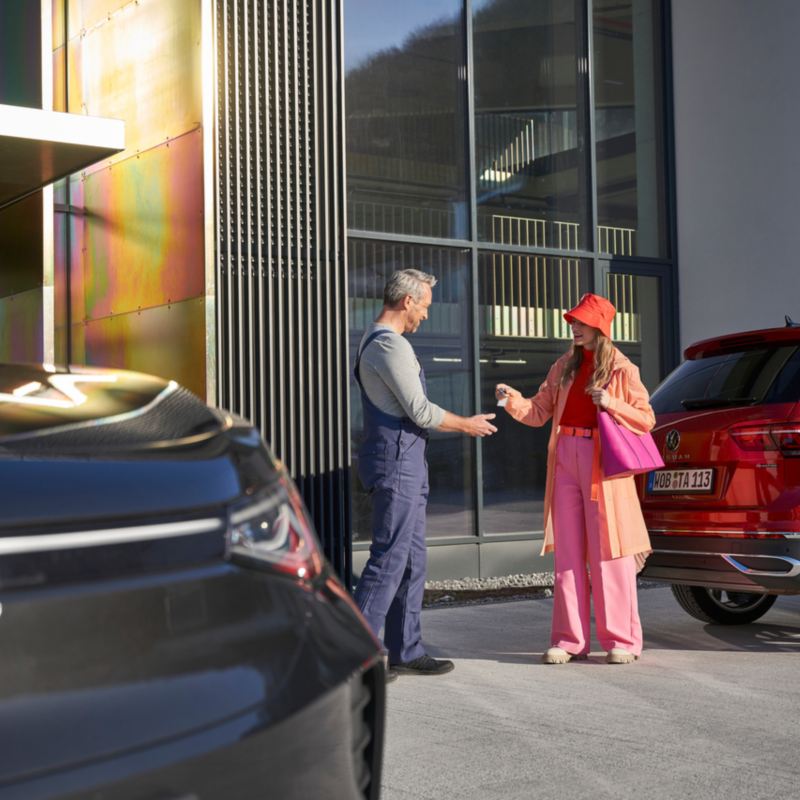 Service%20Motifs%20 %20Key%20Handover%201%20 %20JPG Web