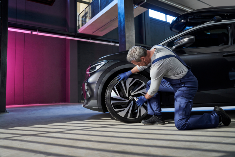 En vw service ansat pudser fælge på en ID