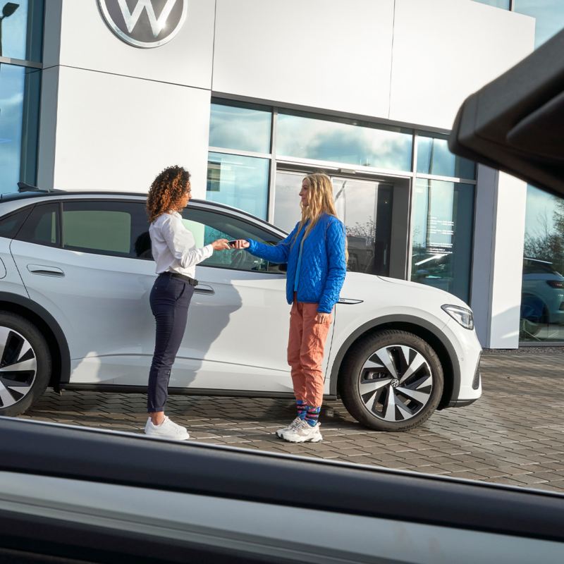 Un addetto all’assistenza VW consegna a un cliente le chiavi della sua VW ID.3