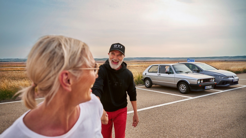 Une famille se tient devant un Tiguan