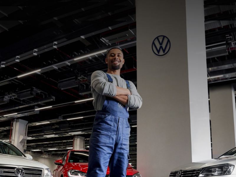 A VW service employee installs a Economy Battery