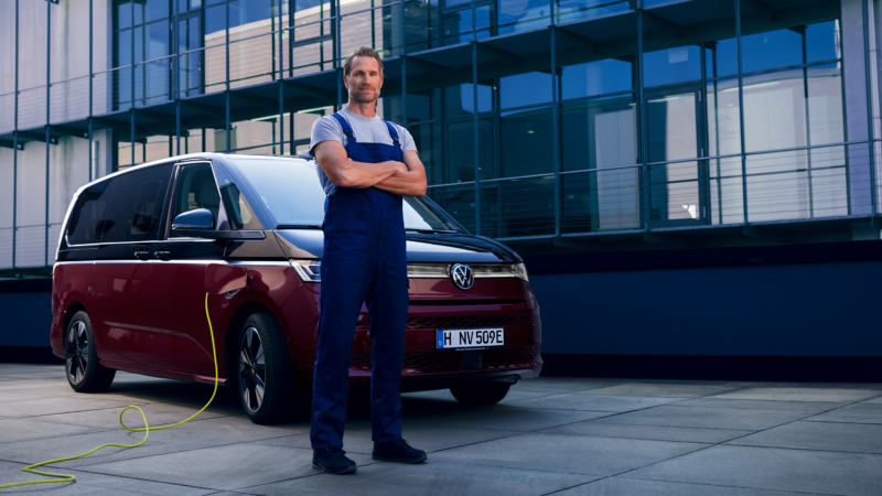 Un hombre del servicio técnico de VW cargando el VW Multivan.