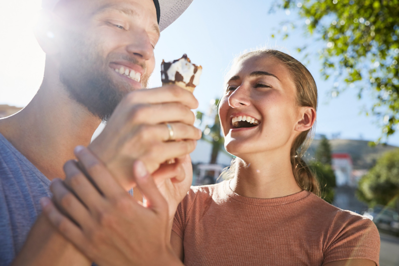 Pareja comiendo helado