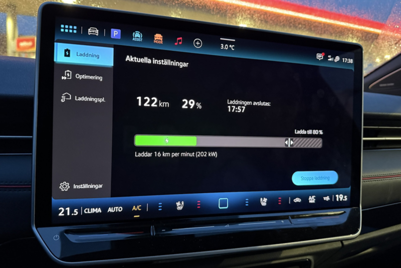Snabbladdning visas på bilens infotainmentskärm.