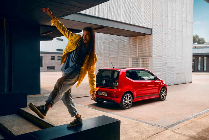 Rød VW up! GTI ses bagfra