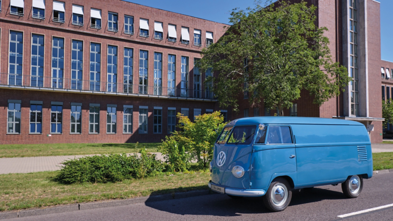 En blå transporter fra 1940 foran en fabrik