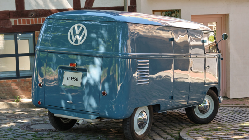 En blå transporter fra 1940 parkeret ved hus