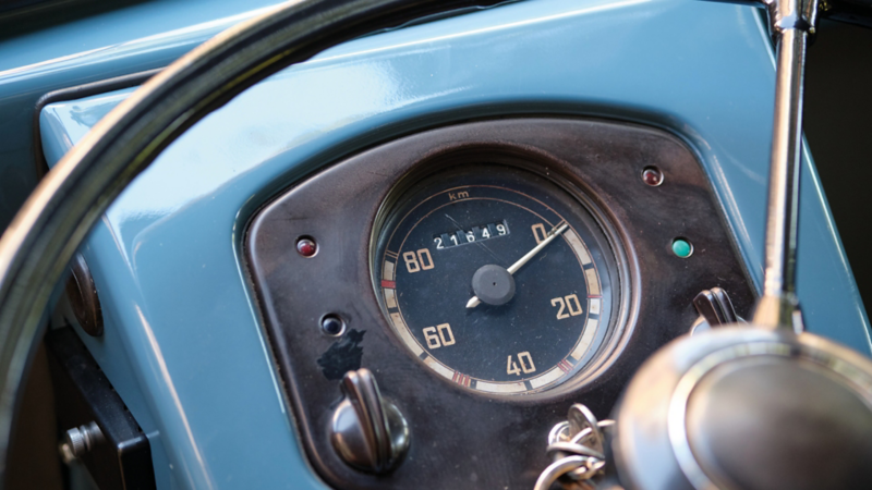 Instrumentbrættet på en transporter fra 1950 der kun viser km tæller