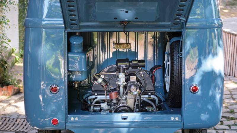 Motoren i en blå transporter fra 1950