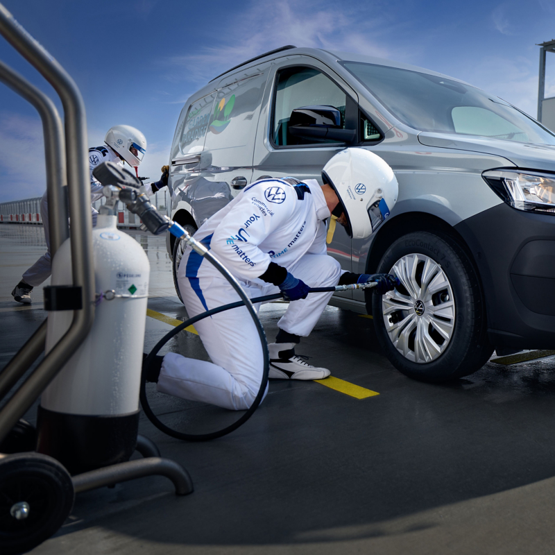 VW Connect Boxenstopp Team tauscht Reifen eines Caddy Cargo.