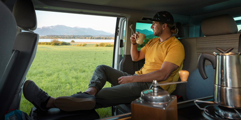 Picie kawy w VW California.