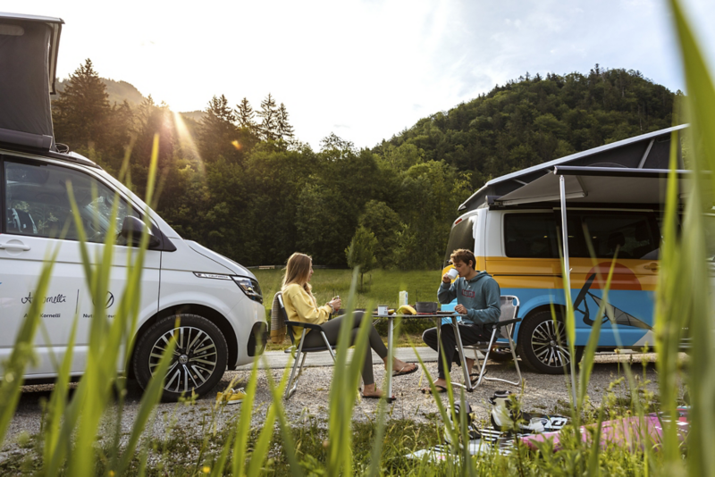 un couple est assis à la table pliante du california devant un petit déjeuner