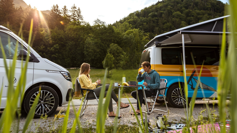 Camping-Stühle und Tisch.