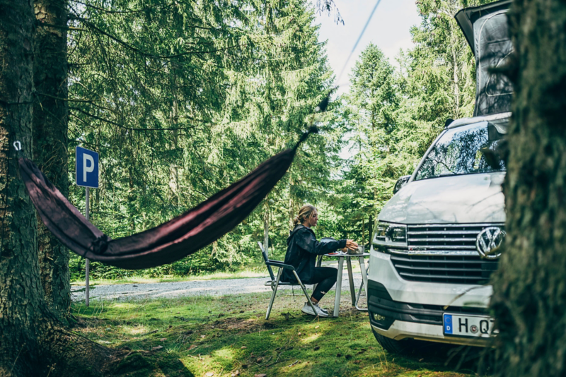 Hamac à côté d'un van camping-car VW California.