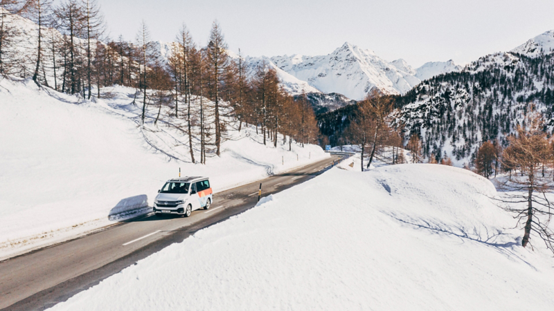 Ein California fährt durch eine weiße Winterlandschaft.