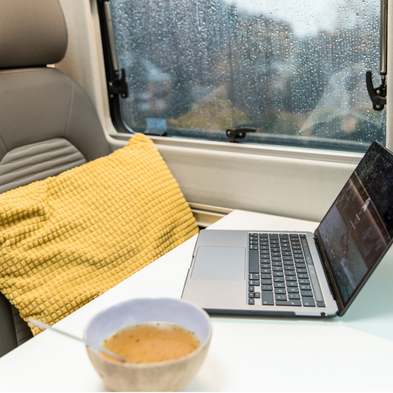 Laptop på ett bord i en VW California husbil.