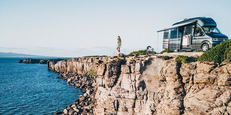 VW Grand California på en klippa.