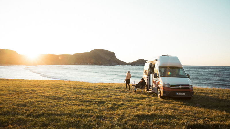 VW Grand California vid strandkanten i Norge.