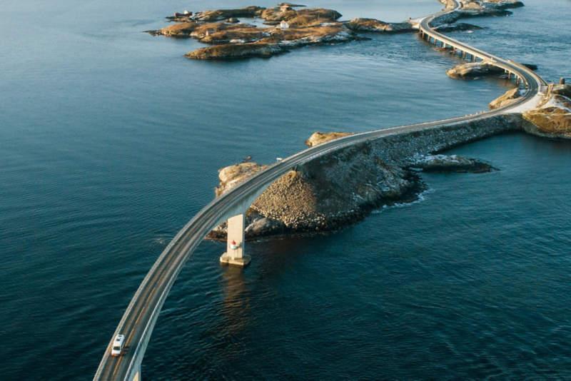 Ein Blick auf eine Brücke, auf welcher ein neuer Grand California fährt.