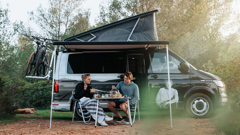 Abendessen unter dem Vorzelt des VW California.