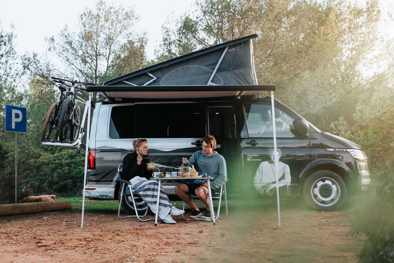 Dîner sous l'auvent du van camping-car California vw volkswagen.