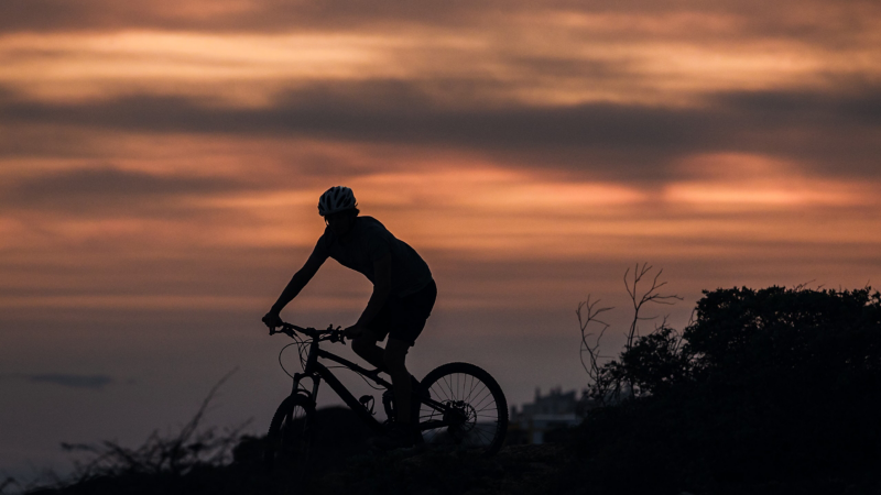Fahrradfahren im Sonnenuntergang.