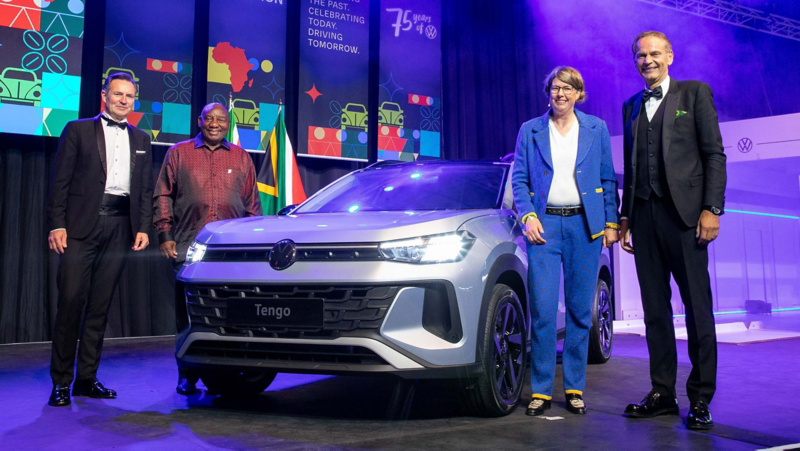 Gruppenfoto zeigt Thomas Schäfer, Cyril Ramaphosa, Martina Biene und Oliver Blume auf einer festlichen Bühne neben dem neuen Volkswagen Tengo