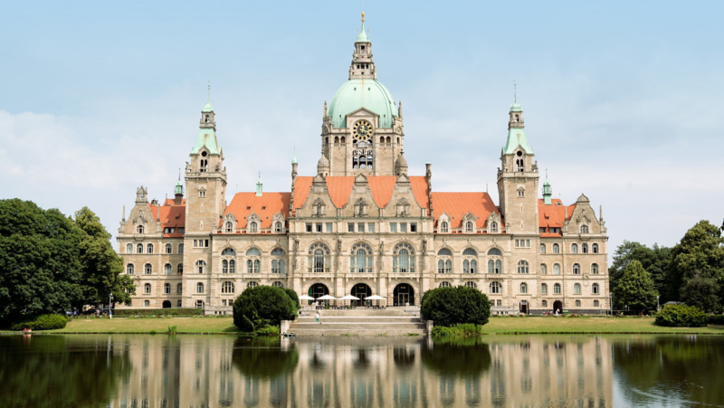 Blick über den Maschteich auf das Neue Rathaus in Hannover