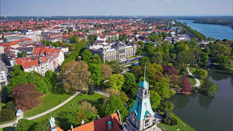 Blick vom Turm des Neuen Rathauses auf Hannovers Südstadt und den Maschsee