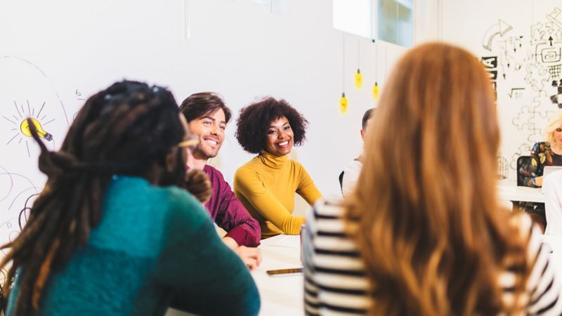 Junge Menschen in einem Meeting 