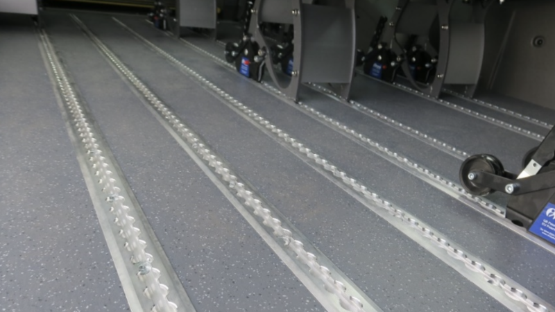 Plano cercano de las guías para el anclaje de los asientos en el interior del VW Crafter People Kombi