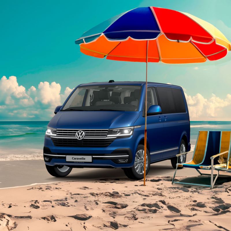 Volkswagen Caravelle parcheggiato sotto ad un ombrellone in spiaggia