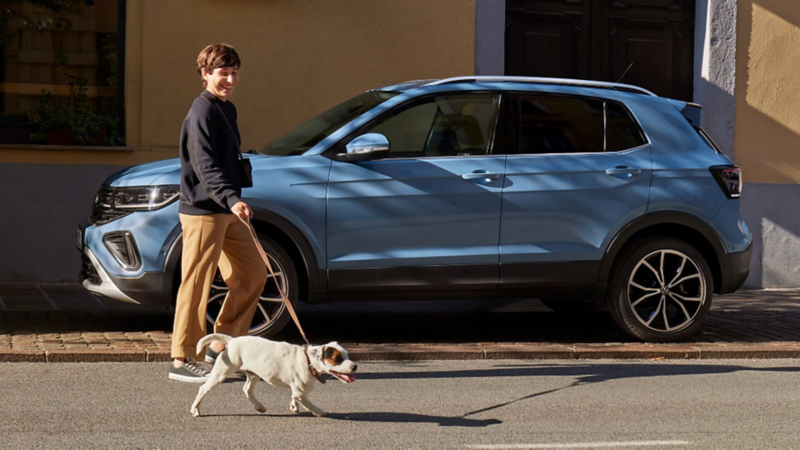 Man med hund, i bakgrunden ID.4 parkerad i garage.