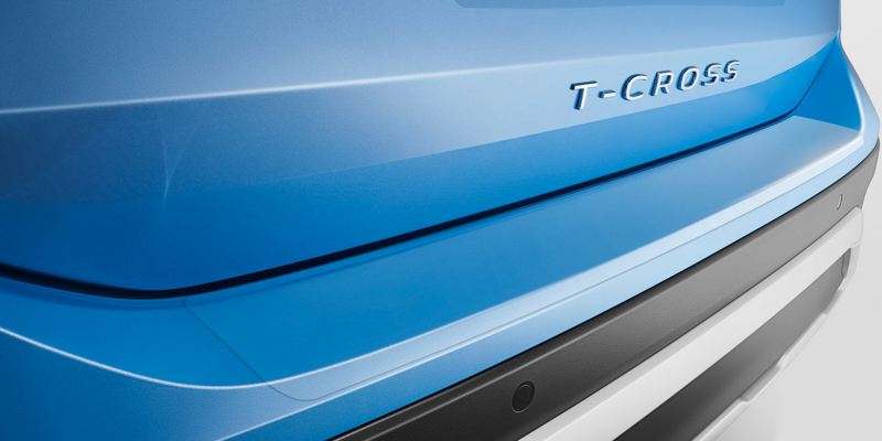 Dettaglio della protezione battuta portellone in pellicola trasparente originale Volkswagen applicata su una Nuova T-Cross.