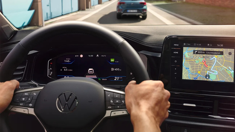 Detail shot van het dashboard met digital cockpit van een Volkswagen T-Roc Cabrio