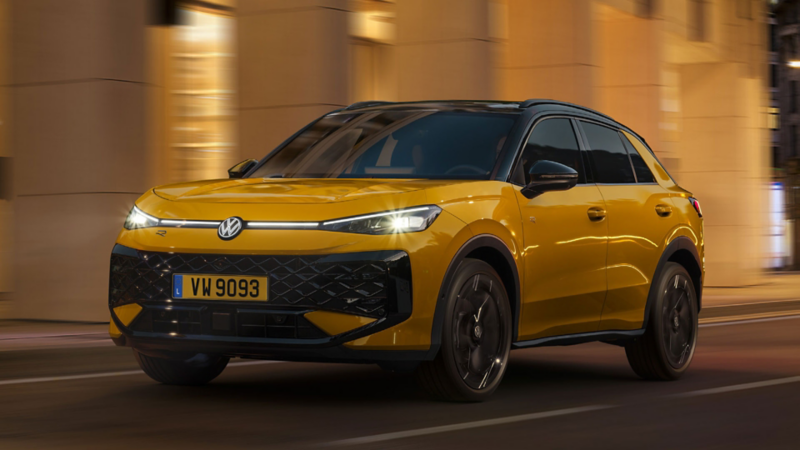 Volkswagen T-Roc Life jaune en mouvement dans un environnement urbain, avec un effet de flou en arrière-plan suggérant la vitesse.