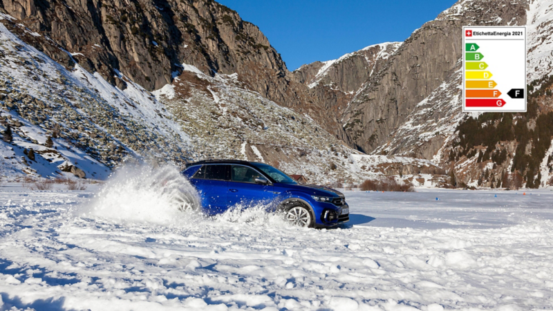 Blauer T-Roc R fährt Runden im Schnee in Andermatt.