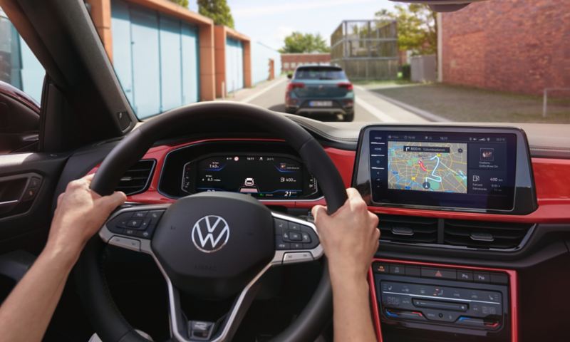 Et kig på multifunktionsrattet og Digital Cockpit i VW T-Roc Cabriolet. 