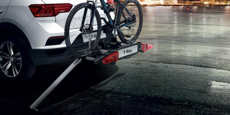 Dettaglio del porta biciclette "Premium" originale per Volkswagen T-Roc. Permette di aprire il portellone anche con le biciclette caricate, inoltre è dotato di rampa per agevolare il carico.