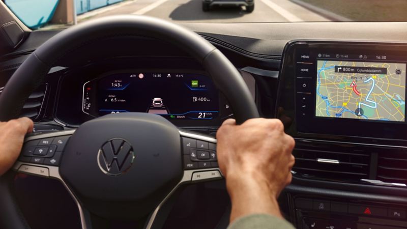 Interiøret i VW T-Roc, nærbillede af Digital Cockpit med aktiveret Travel Assist